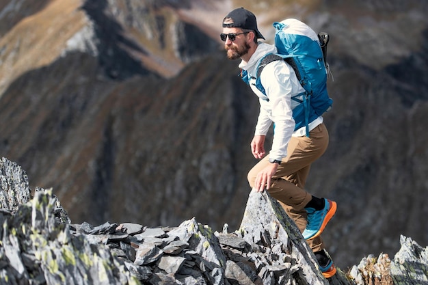 Sportler unter Gebirgsfelsen