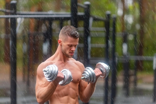 Sportler während des harten Trainings im Freien an einem regnerischen Tag