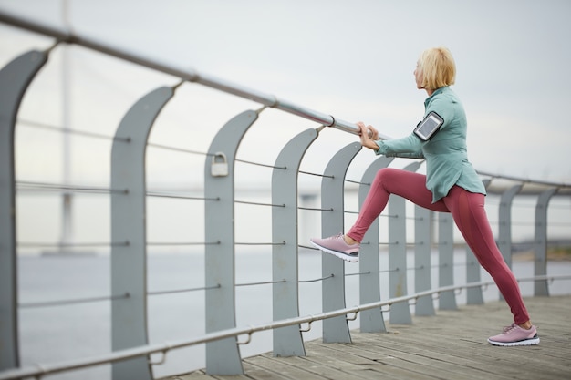 Sportlerin am Flussufer