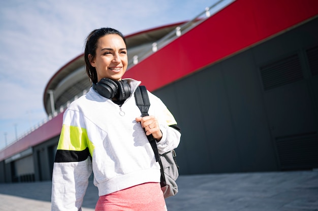 Sportlerin auf der Straße