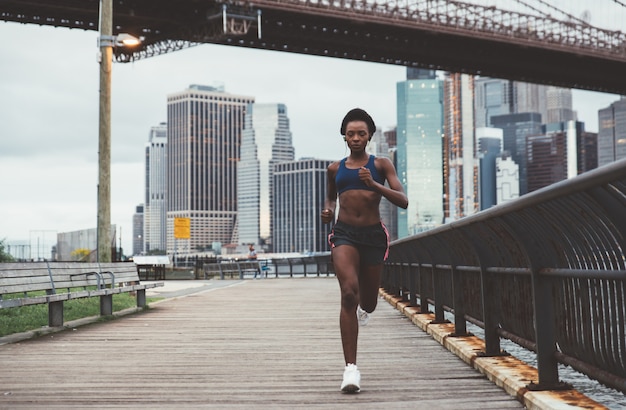 Sportlerin, die am morgen bei sonnenaufgang in new york city trainiert