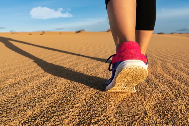 Sportlerin, die in den Dünen läuft - selektiver Fokus - selektiver Fokus