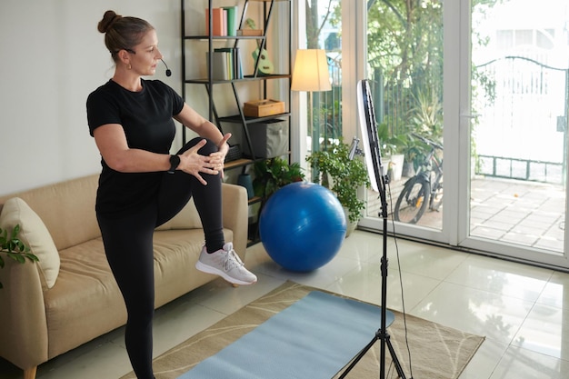 Sportlerin, die sich beim Training aufzeichnet