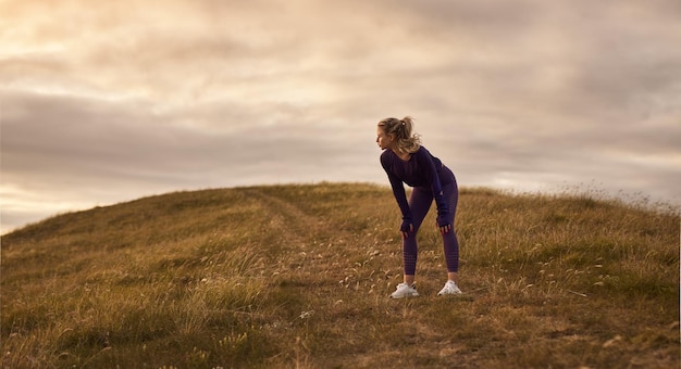 Sportlerin entspannt beim Laufen in der Natur