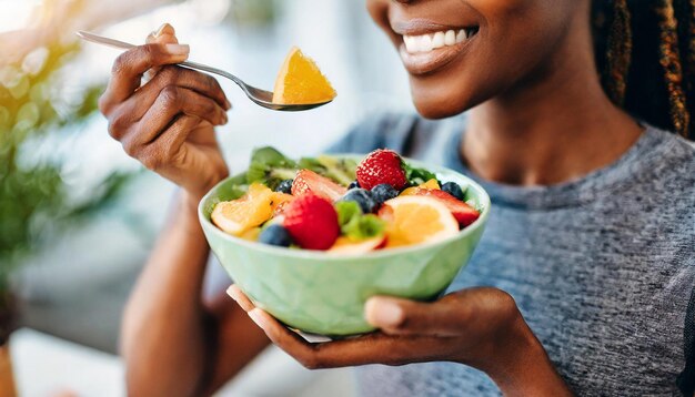 Sportlerin genießt einen lebendigen Fruchtsalat, der Gesundheit, Wellness und die Freude an der Nährbarkeit verkörpert.