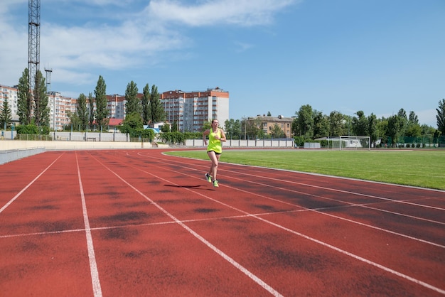 Sportlerin läuft im Stadion