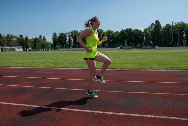 Sportlerin läuft im Stadion