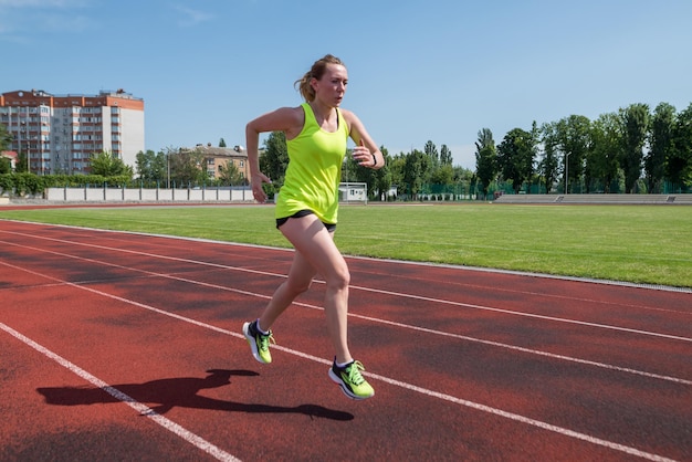 Sportlerin läuft im Stadion