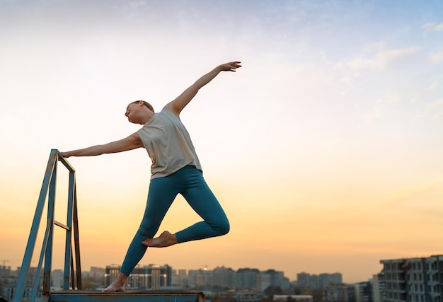 Sportlerin macht Yoga