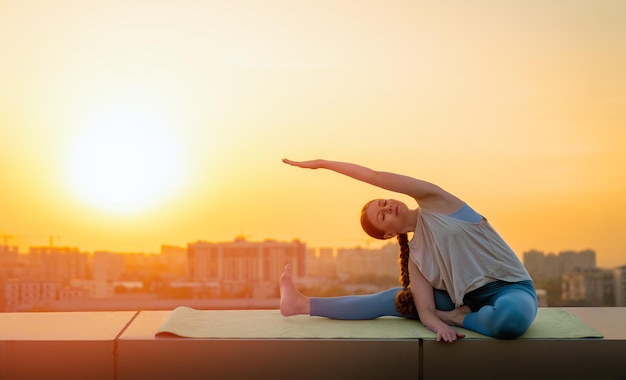 Sportlerin macht Yoga