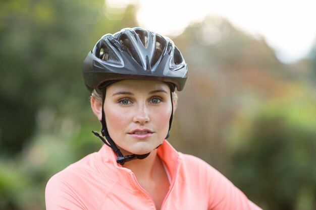 Sportlerin mit Fahrradhelm