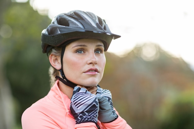 Sportlerin mit Fahrradhelm