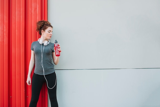 Sportlerin mit Flasche Wasser