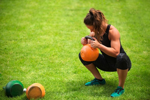 Sportlerin mit Kettlebells