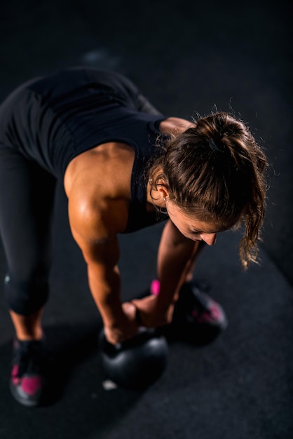 Sportlerin trainiert mit Kettlebell