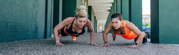 Sportlerinnen, die Liegestütze machen