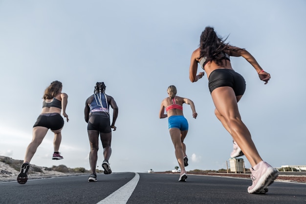 Sportlerinnen laufen auf der Straße