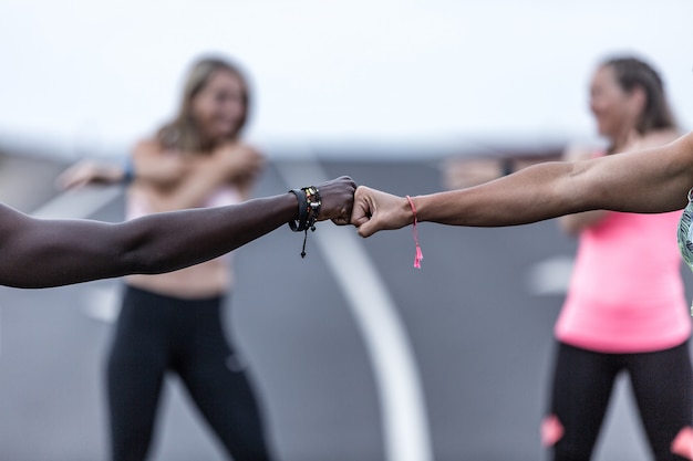 Foto sportlerinnen winken mit den fäusten