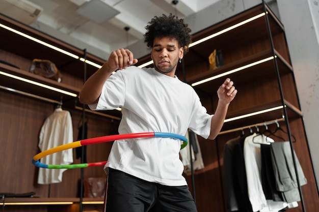 Foto sportlertraining mit hula-hoop