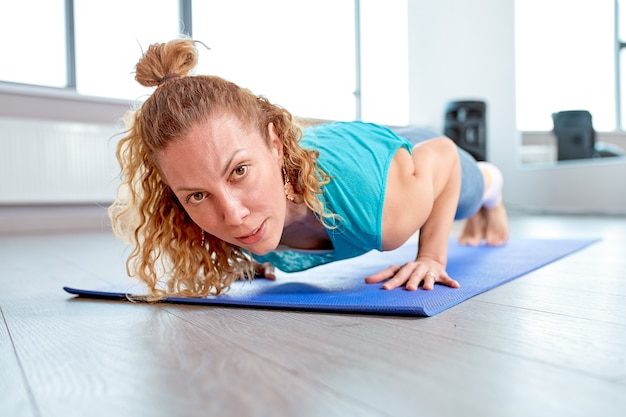 Sportlich attraktive Frau im Fitnessstudio ausgewrungen