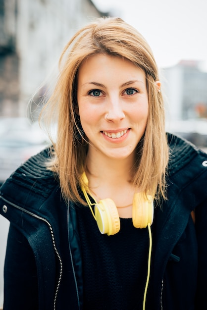 Foto sportliche blondine des jungen schönen hippies