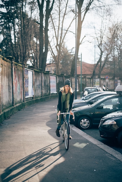 sportliche Blondine des jungen schönen Hippies