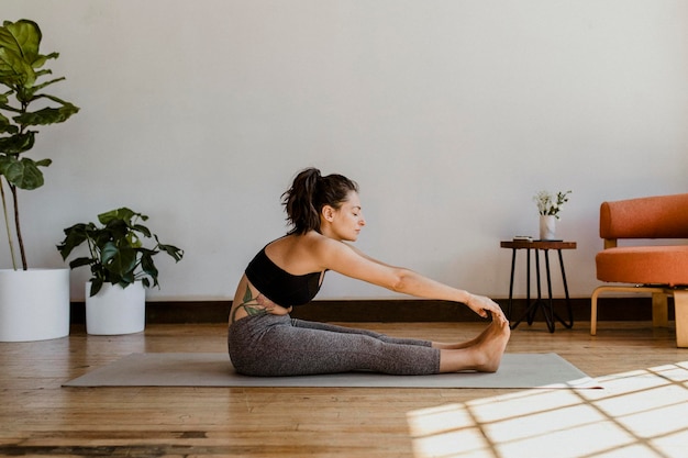 Sportliche Frau beim Yoga im Raum