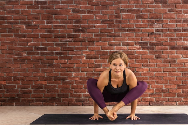 Sportliche Frau, die Yoga praktiziert