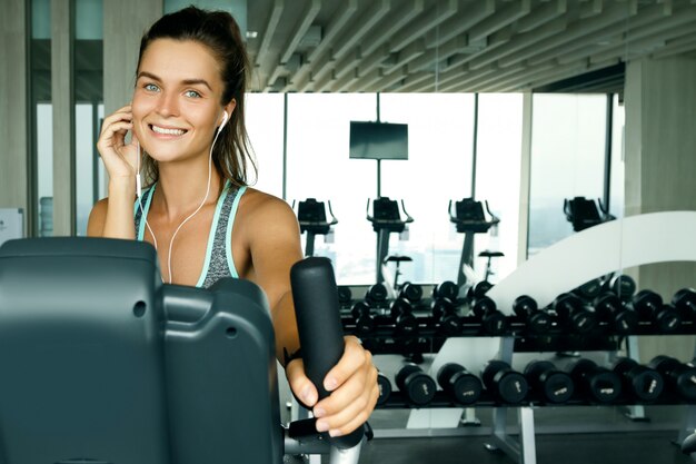 Sportliche Frau im Fitnessstudio