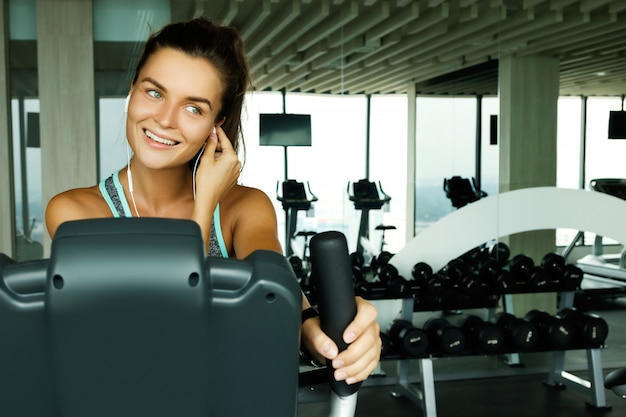 Sportliche Frau im Fitnessstudio