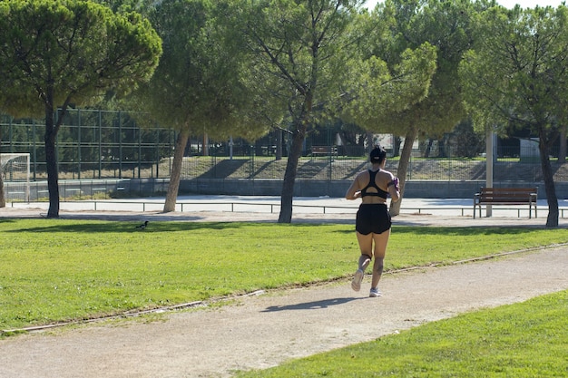 Sportliche Frau joggt im Park