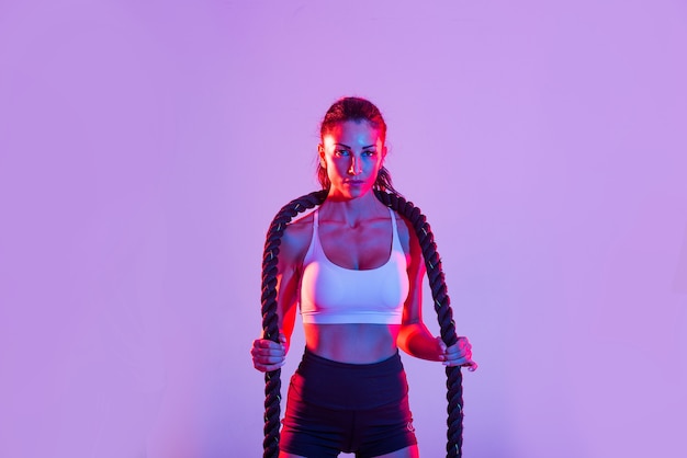 Sportliche Frau mit Fitness-Sportbekleidungstraining