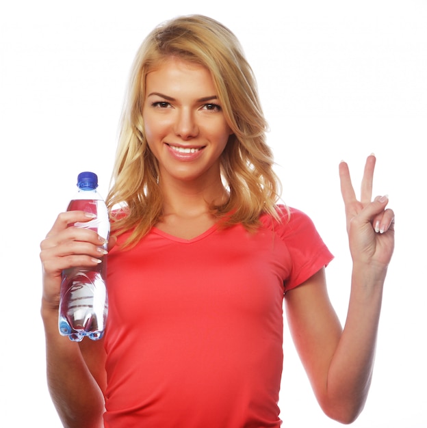 Sportliche Frau mit Wasserflasche