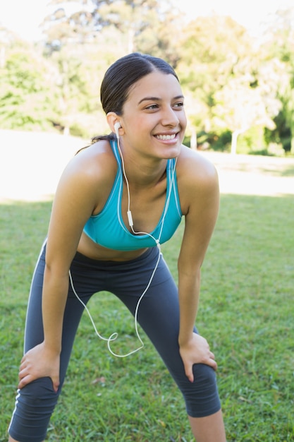 Sportliche Frau Musik hören