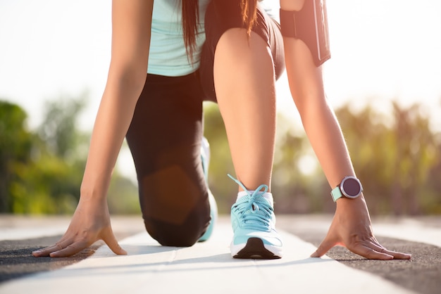 Sportliche Frauen im Startlauf werfen auf Laufbahn in der Gartenstraße auf.