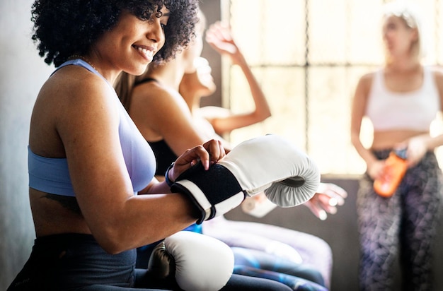 Sportliche Frauen unterhalten sich in einem Fitnessstudio