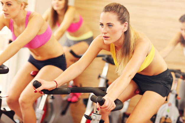 sportliche Frauengruppe beim Spinningkurs