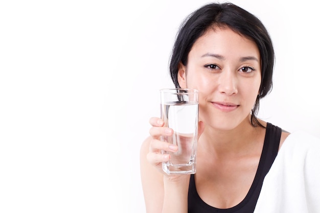 Sportliche, glückliche, gesunde Frau mit Süßwasser