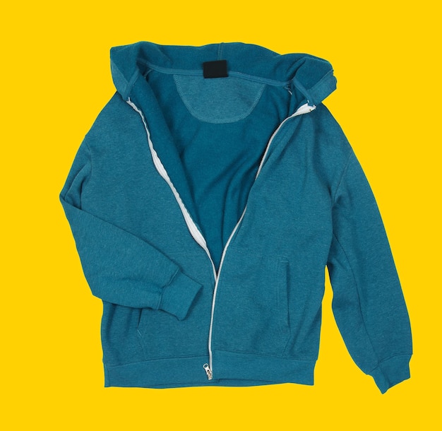Sportliche Jacke auf gelbem Hintergrund