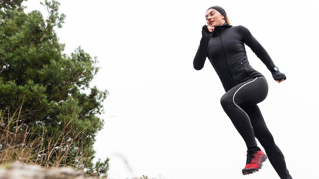 Sportliche Joggerin mit geringer Sicht bei Tageslicht