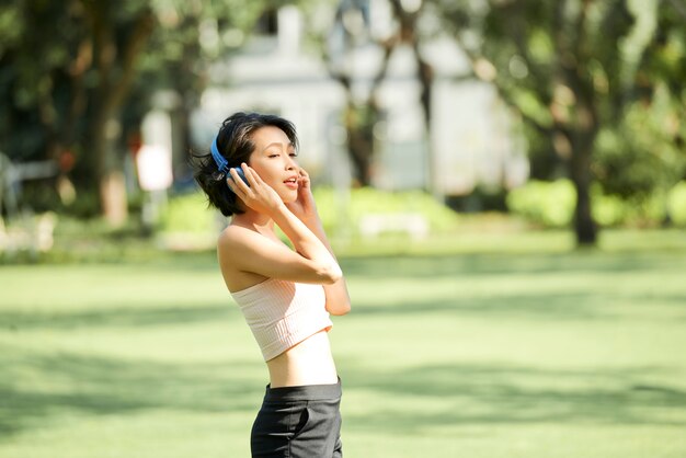 Sportliche junge Frau singen