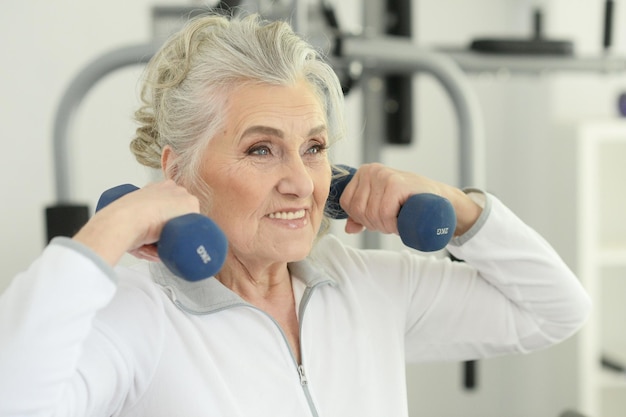 Sportliche Seniorin trainiert im Fitnessstudio