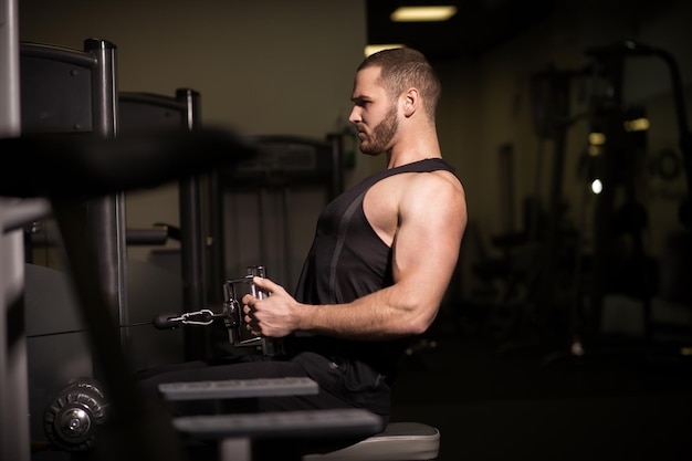 Sportliche sexy Männer mit tollen Bauchmuskeln in schwarzer Sportswear.