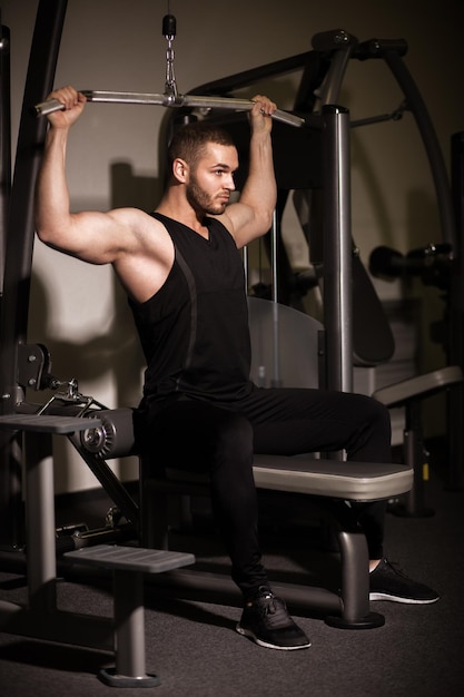 Sportliche sexy Männer mit tollen Bauchmuskeln in schwarzer Sportswear.