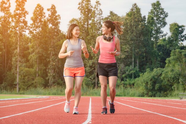 Sportlicher asiatischer Frauenläufer in der modernen Sportkleidung.