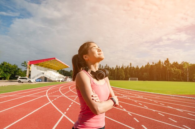 Sportlicher asiatischer Frauenläufer in der modernen Sportkleidung