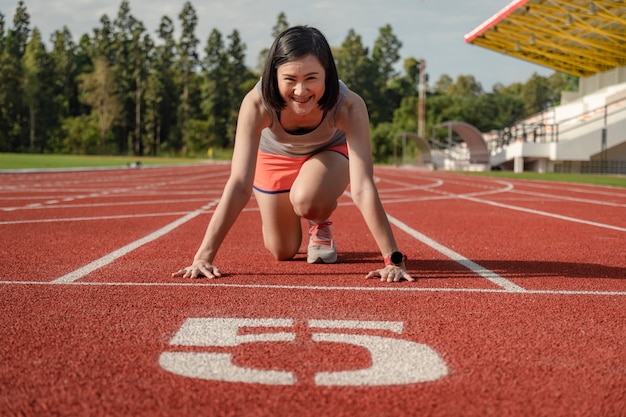 Sportlicher asiatischer Frauenläufer in der modernen Sportkleidung