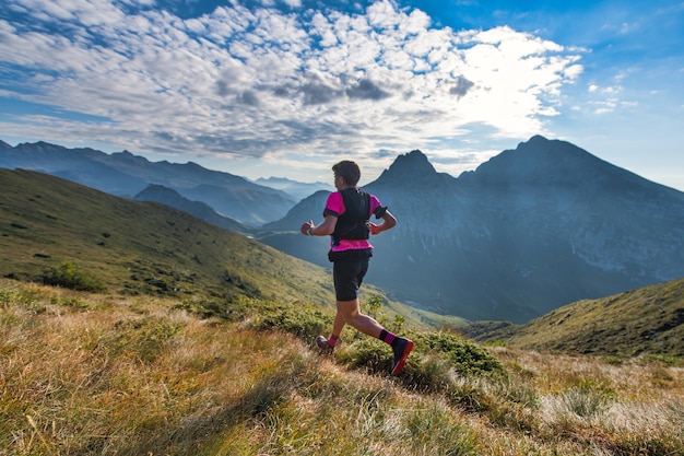 Sportlicher Bergmann fährt beim Ausdauertraining im Trail