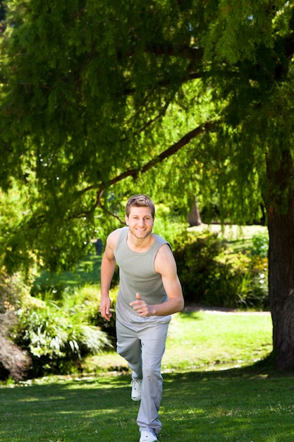 Sportlicher gutaussehender Mann im Park