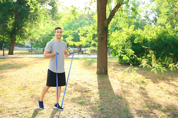 Sportlicher junger Mann, der draußen trainiert